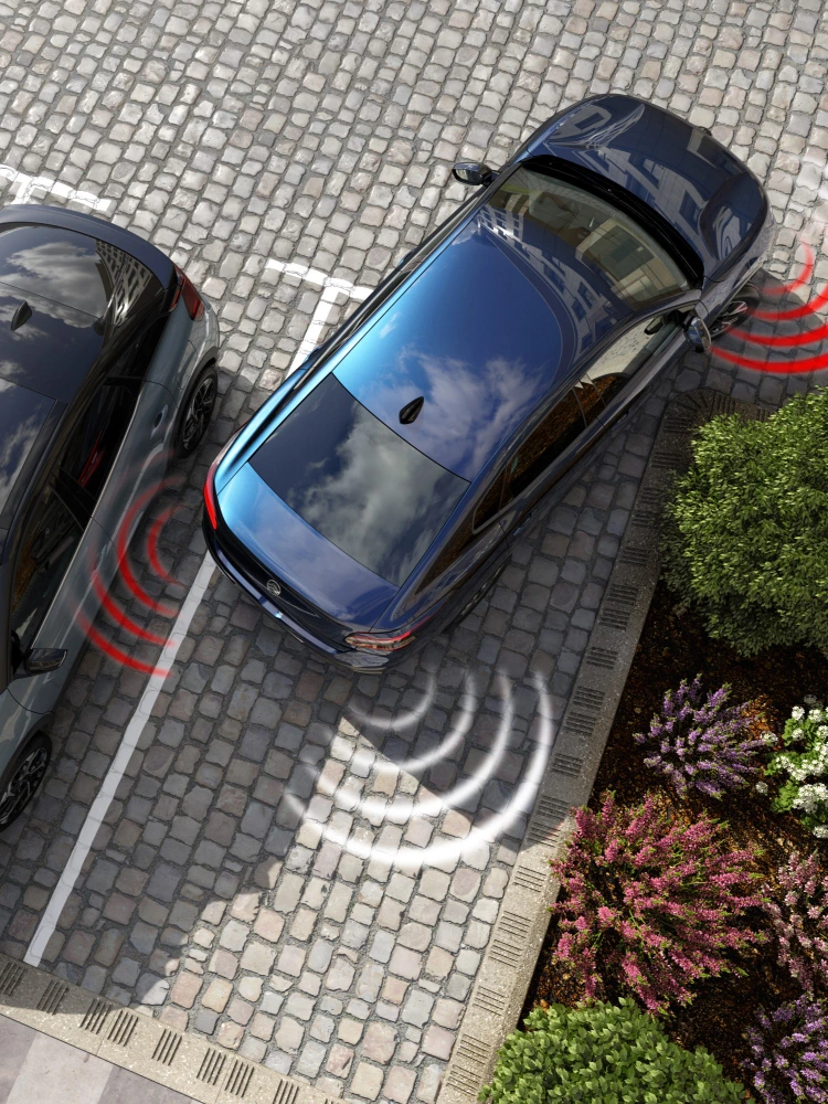 Widok z góry Citroëna C4 X pokazujący aktywne czujniki parkowania z przodu i z tyłu podczas manewrowania.