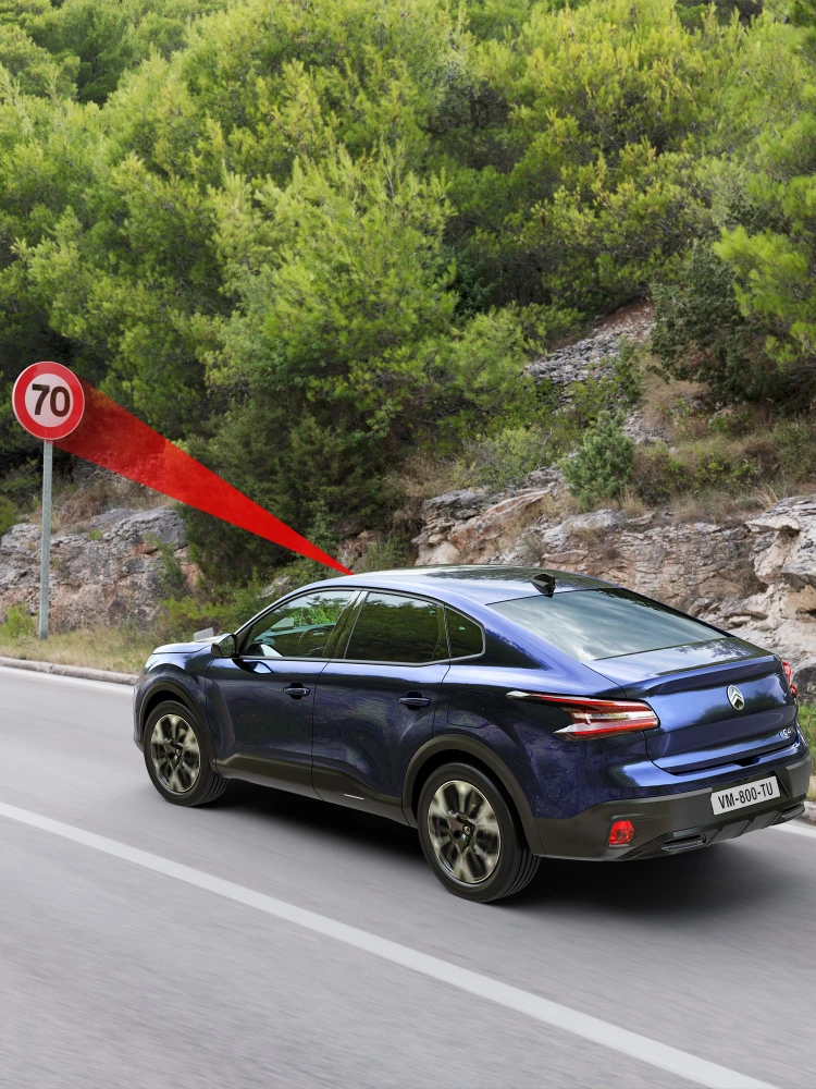 Citroën C4 X wykrywający znak ograniczenia prędkości 70 km/h z aktywnym systemem Traffic Sign Recognition.