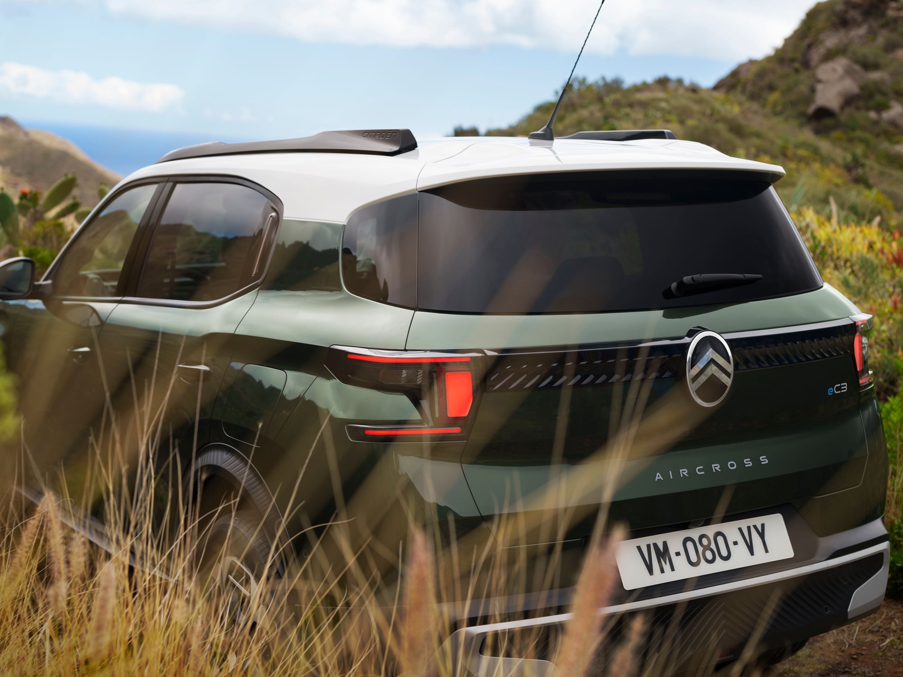 Widok z tyłu pod kątem 3/4 na zewnątrz SUV-a Citroëna C3 Aircross podkreślający odważny dwukolorowy design dla pewnej, wszechstronnej i przystępnej mobilności.