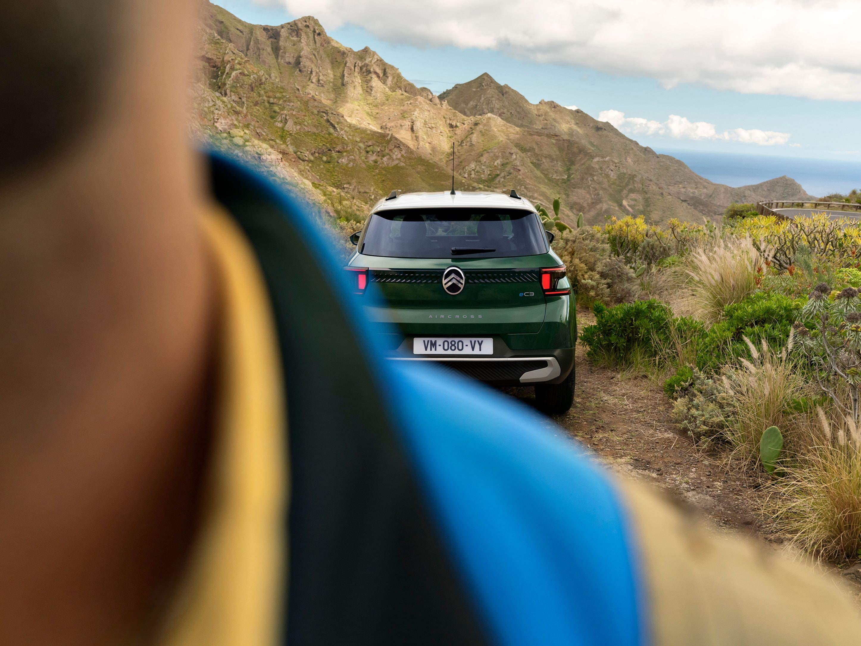 Widok z tyłu na zewnątrz SUV-a Citroëna C3 Aircross podkreślający solidną stylistykę dla pewnej, wszechstronnej i przystępnej mobilności poza utwardzonymi drogami.