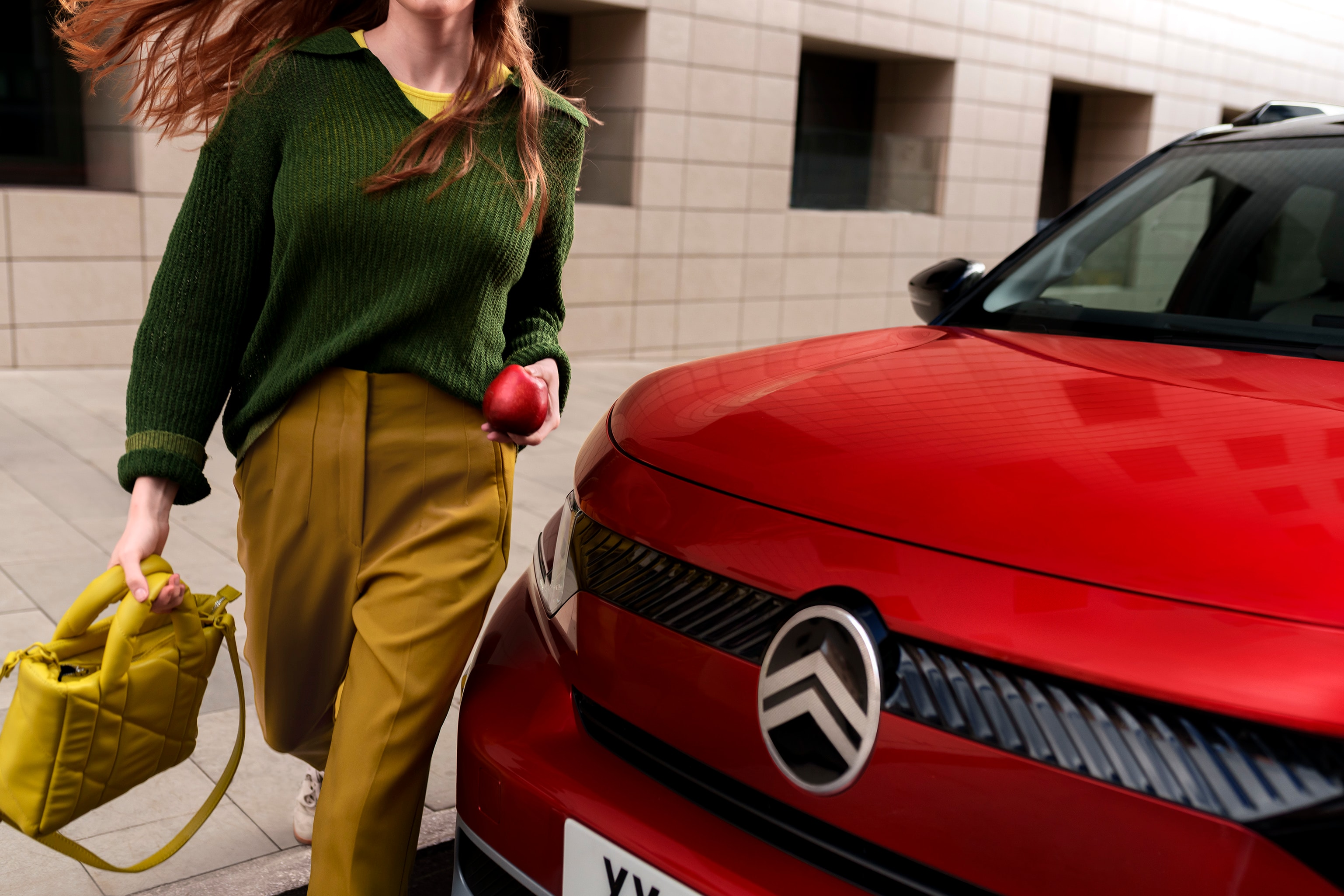 Zbliżenie z przodu SUV-a Citroëna C3 Aircross podkreślające wyrazisty design grilla dla stylowej, pewnej i przystępnej mobilności miejskiej.