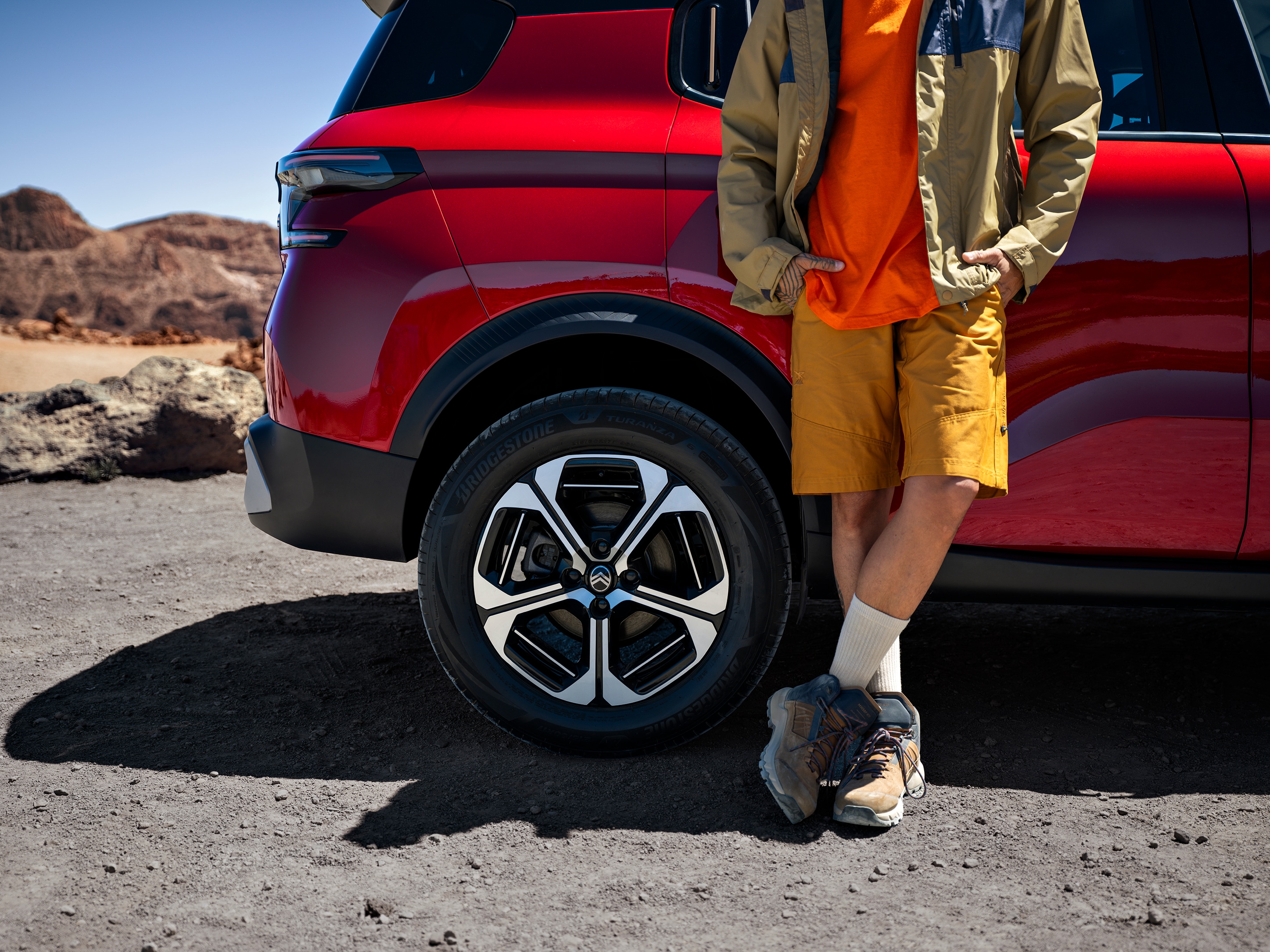 Zbliżenie koła SUV-a Citroëna C3 Aircross podkreślające design felg aluminiowych dla stylowej, pewnej i przystępnej mobilności poza miastem.
