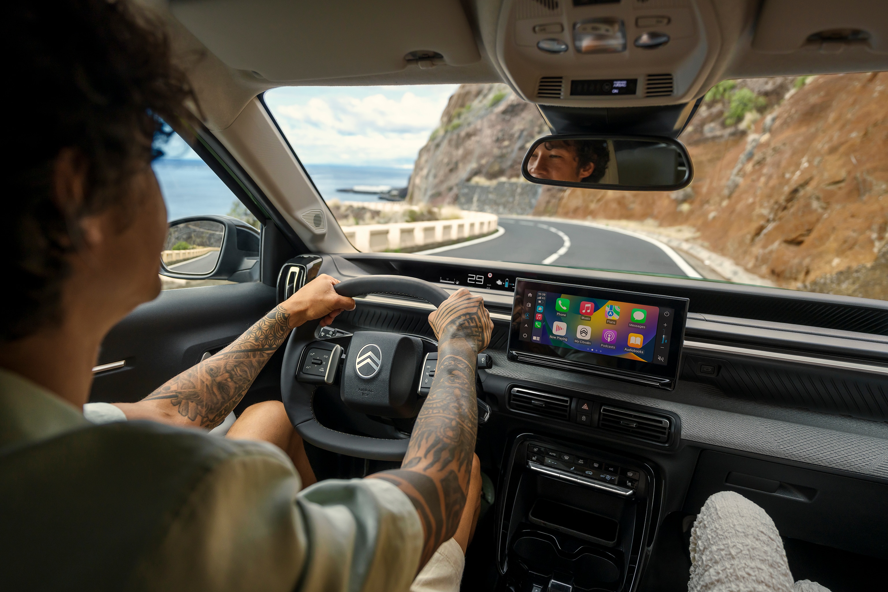Widok z perspektywy kierowcy SUV-a Citroëna C3 Aircross podkreślający duży ekran dotykowy i nowoczesny kokpit dla intuicyjnej, połączonej i przystępnej jazdy na co dzień.