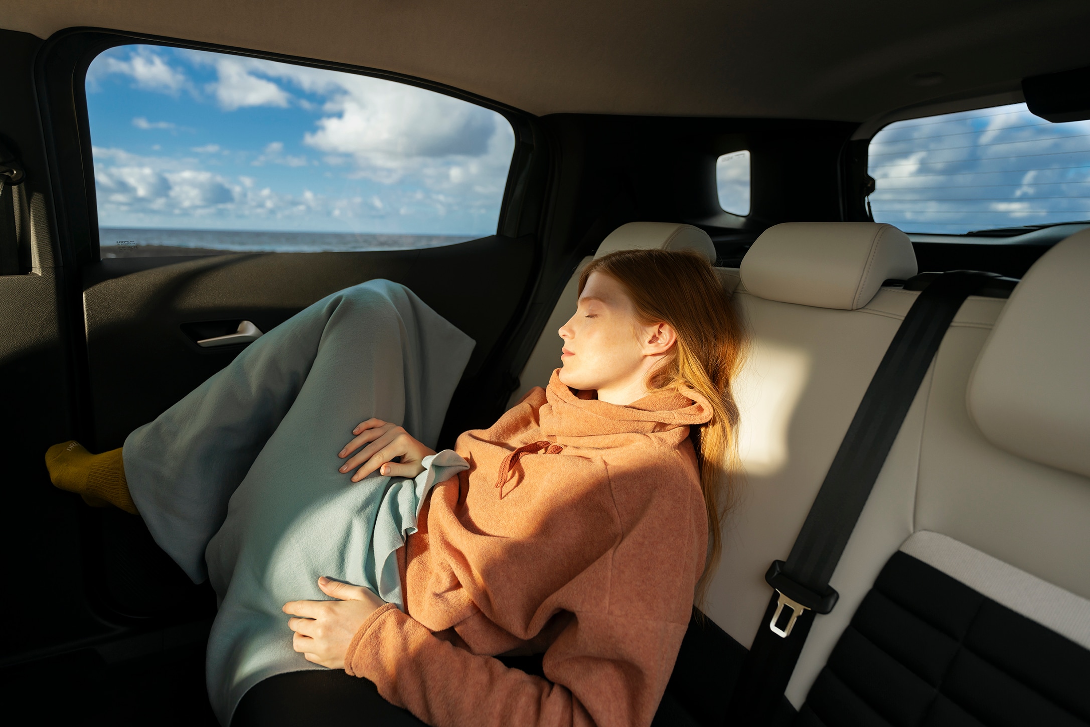 Widok tylnej części wnętrza SUV-a Citroëna C3 Aircross prezentujący przestronne siedzenia dla komfortu podczas długich podróży i przystępnej mobilności na co dzień.
