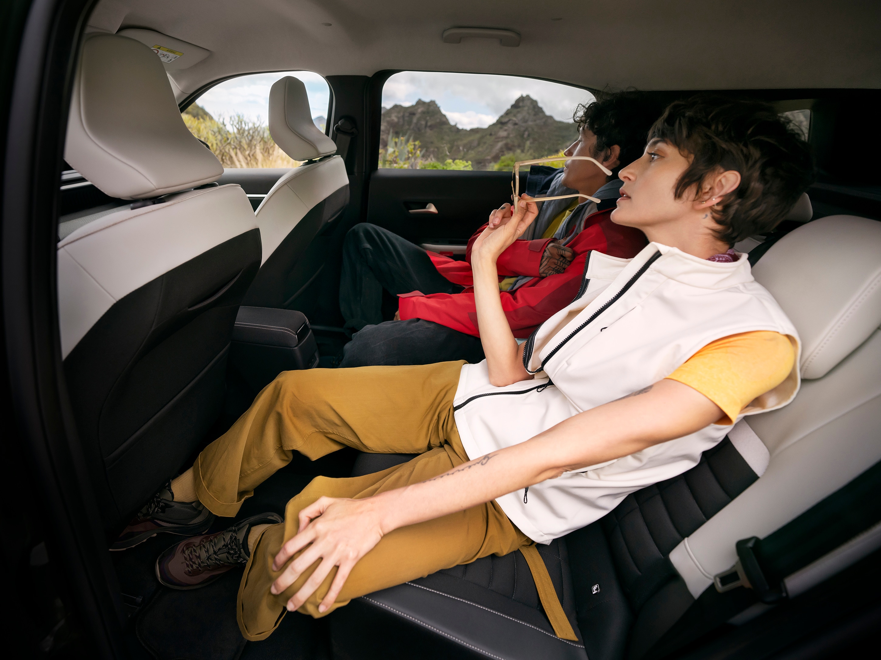 Widok tylnej kanapy SUV-a Citroëna C3 Aircross podkreślający dużą ilość miejsca na nogi dla komfortowej, wszechstronnej i przystępnej mobilności pasażerów na co dzień.