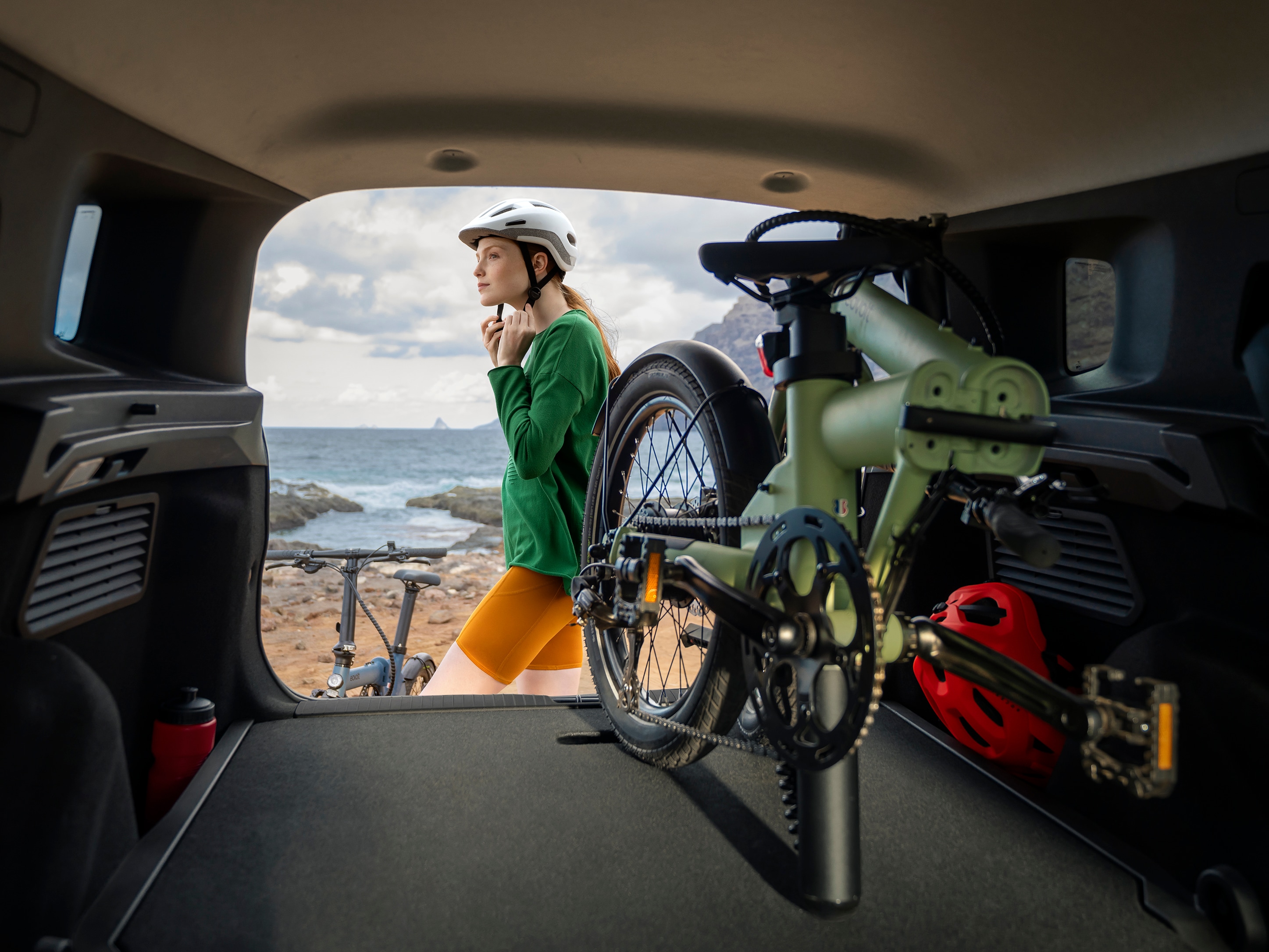 Widok bagażnika SUV-a Citroëna C3 Aircross prezentujący dużą przestrzeń na bagaż dla aktywnej, gotowej na plażę i przystępnej mobilności na co dzień.