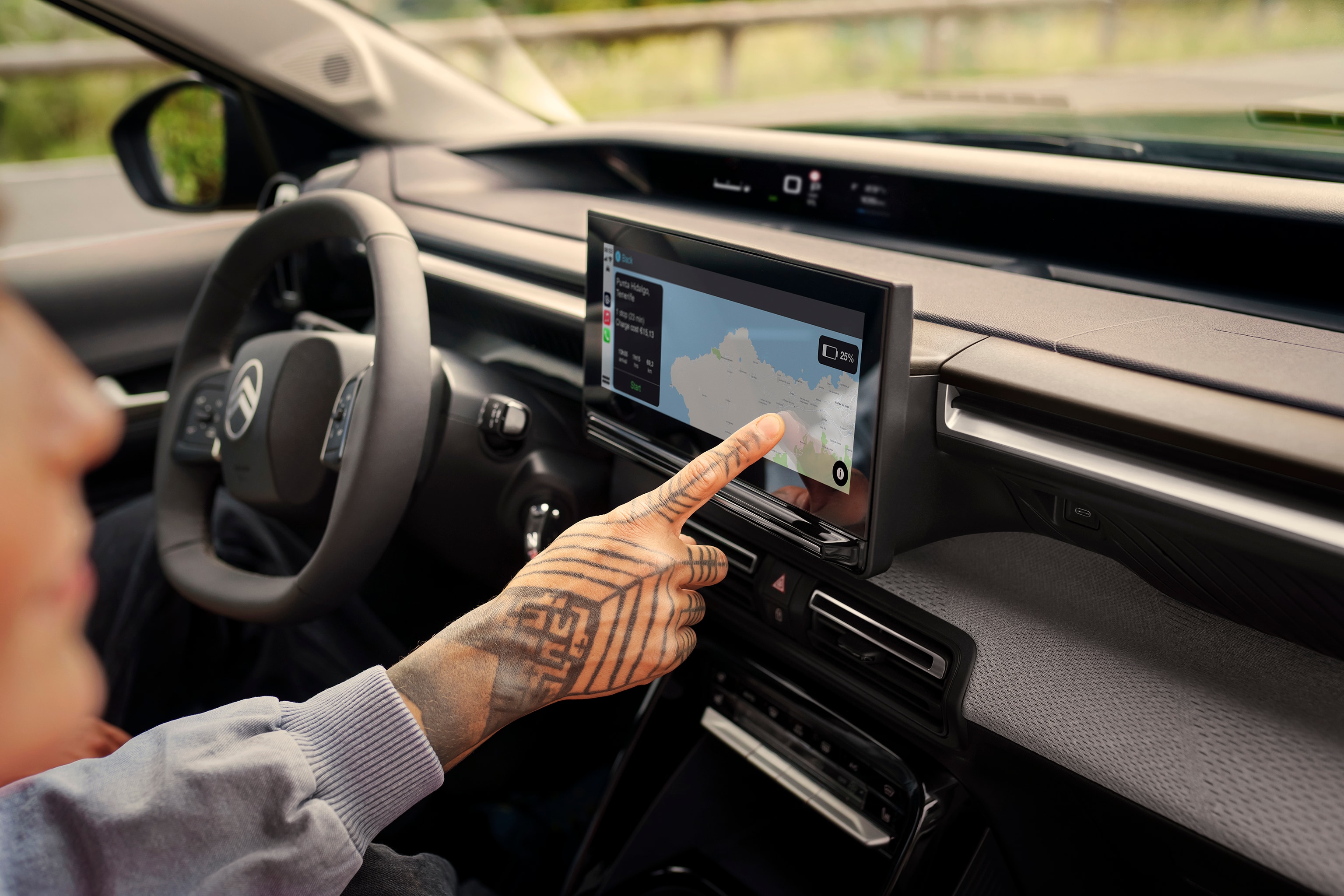 Widok ekranu dotykowego we wnętrzu SUV-a Citroëna C3 Aircross pokazujący system nawigacji dla intuicyjnej, połączonej i przystępnej jazdy na co dzień.
