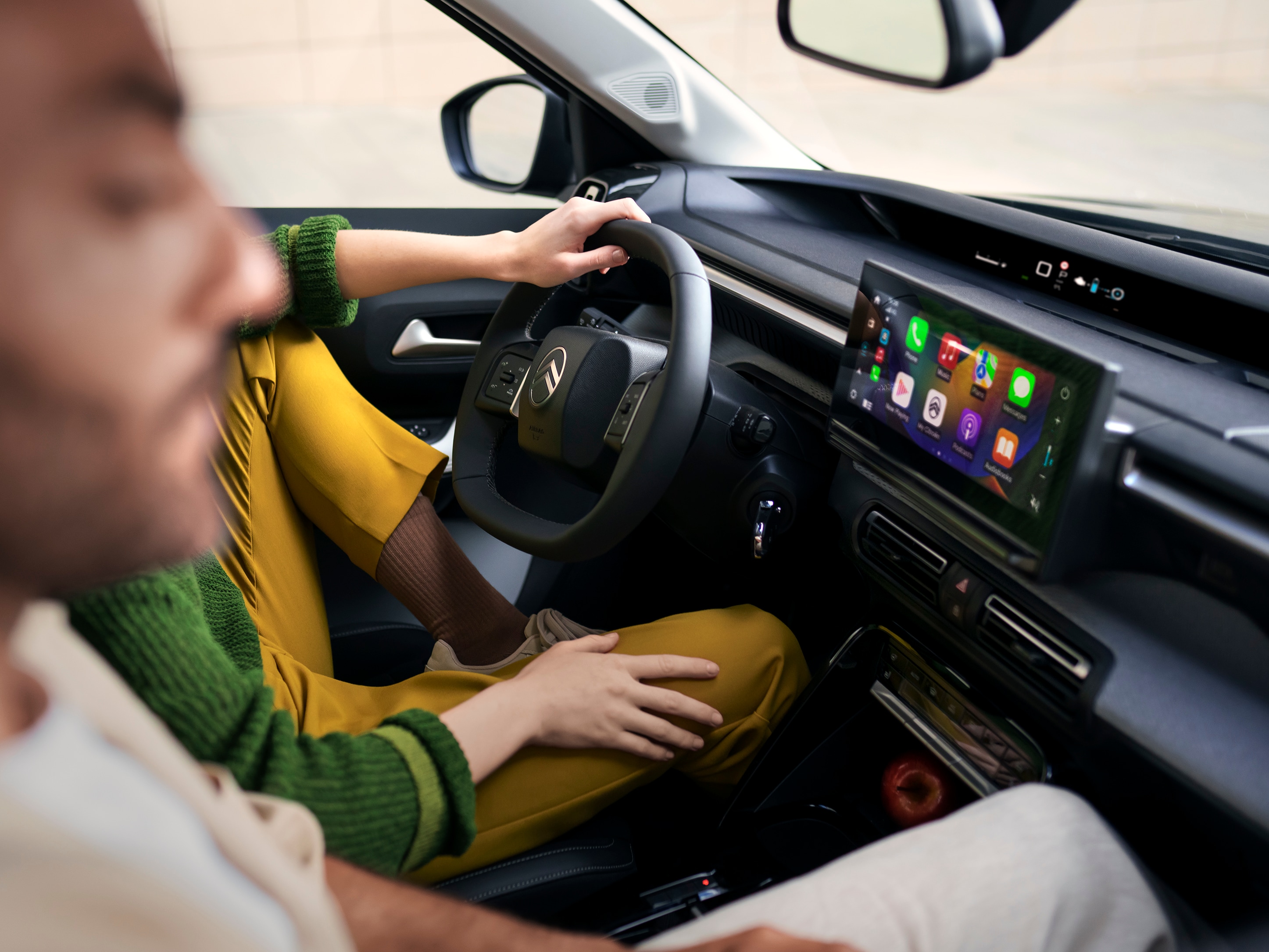 Widok kokpitu z przodu SUV-a Citroëna C3 Aircross podkreślający duży ekran infotainment dla intuicyjnej, nowoczesnej i przystępnej mobilności na co dzień.