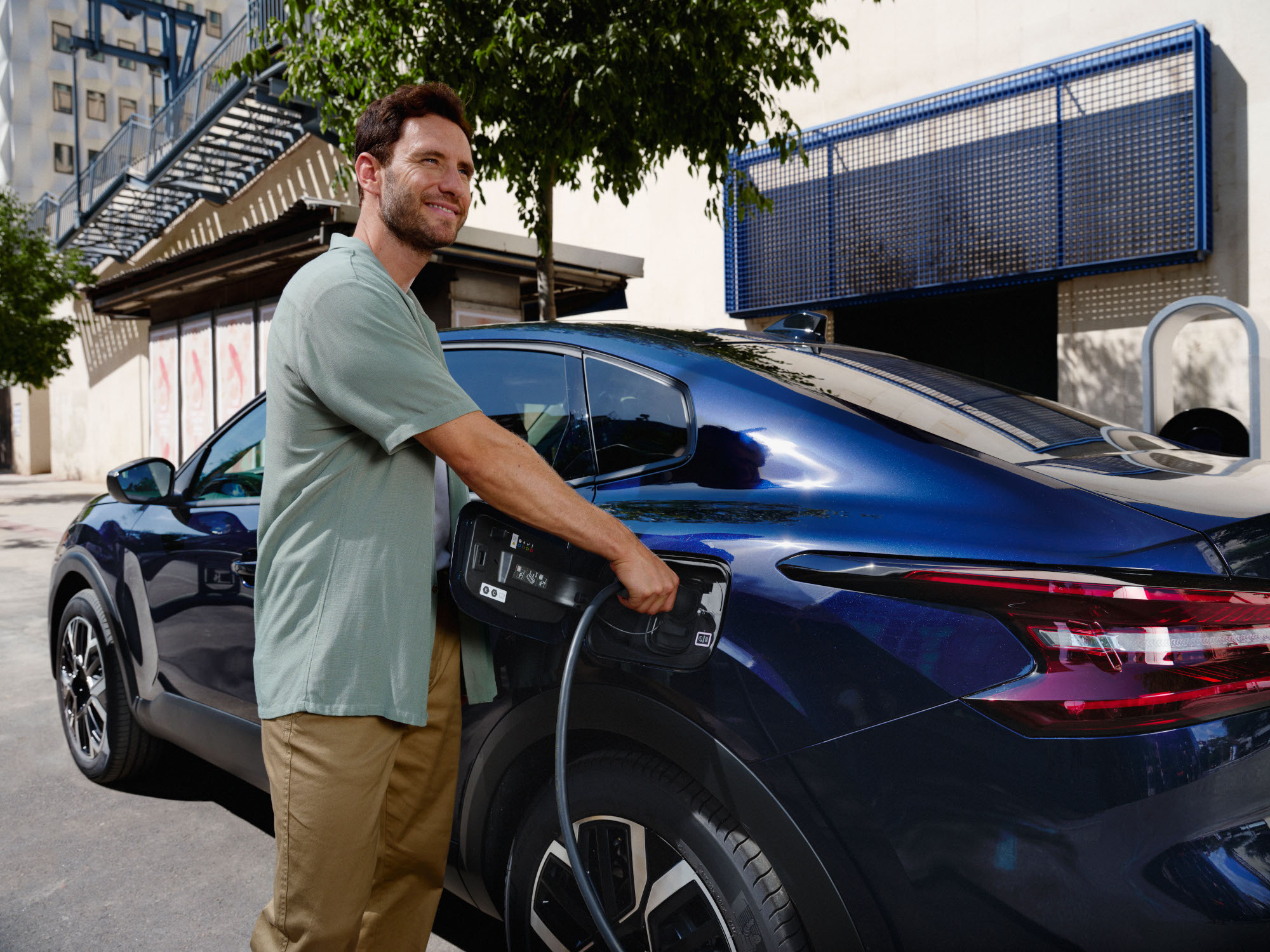 Widok ładowania Citroëna C4 X fastback pokazujący łatwy dostęp do wtyczki dla praktycznej i wydajnej mobilności elektrycznej.