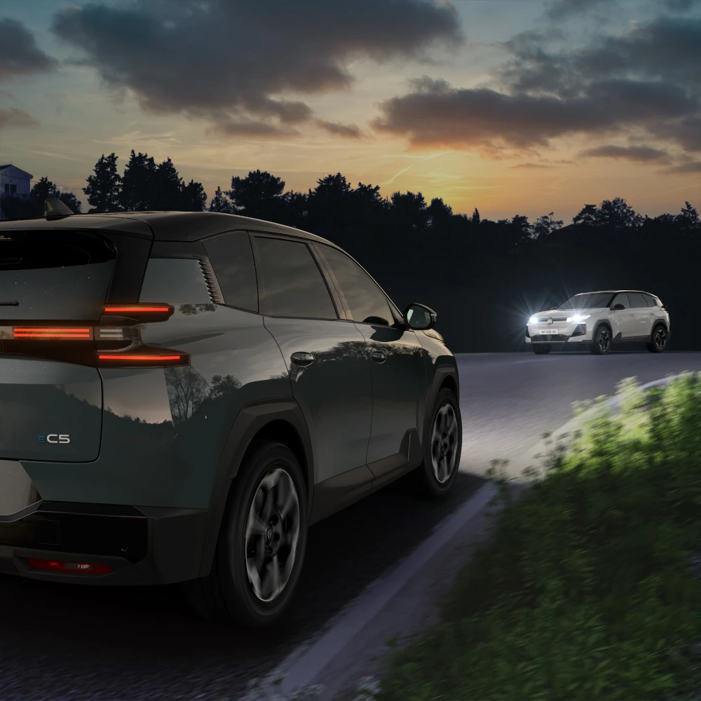 Widok tylno-boczny C5 Aircross z systemem High Beam Assist poprawiającym widoczność nocą i bezpieczeństwo