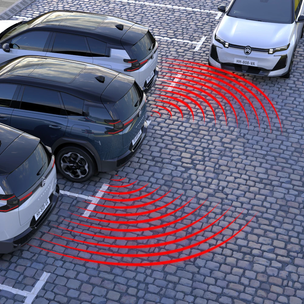 Widok tyłu C5 Aircross z Rear Cross Traffic Alert poprawiającym bezpieczeństwo i asystę cofania