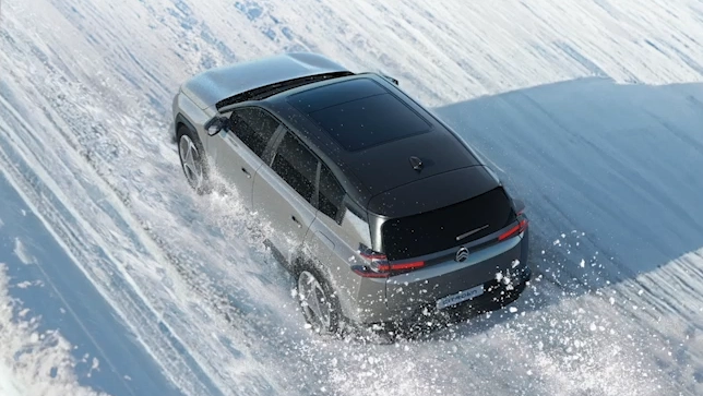 Widok z tyłu pod kątem 3/4 SUV-a C5 Aircross z systemem Grip Control zwiększającym bezpieczeństwo, przyczepność, efektywność i pewność jazdy premium.