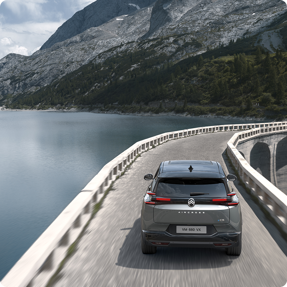 Widok tyłu ë-C5 Aircross podkreślający zasięg elektryczny i efektywność