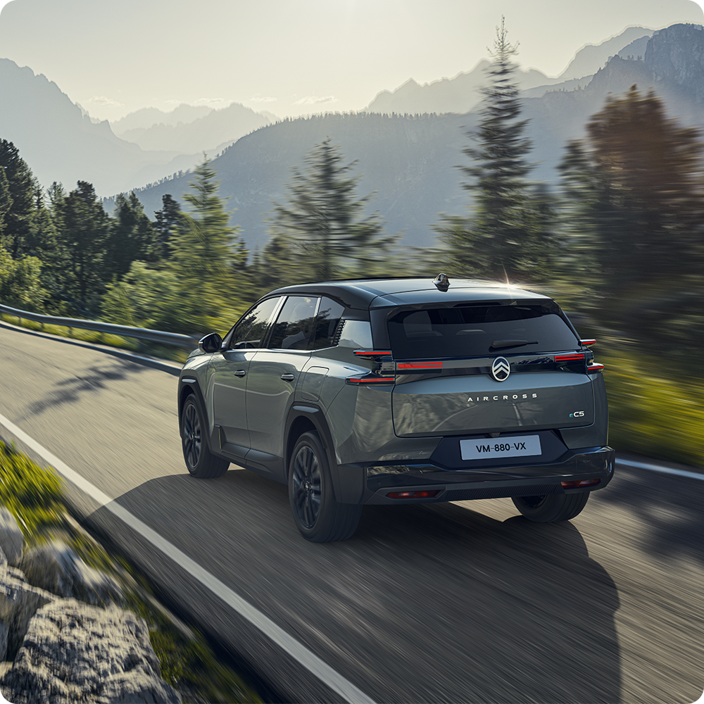 Widok tylno-boczny ë-C5 Aircross podkreślający efektywność elektryczną i komfort jazdy
