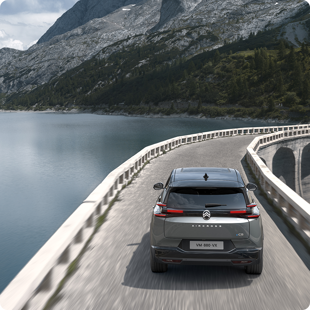 Widok tyłu C5 Aircross podkreślający zasięg elektryczny i efektywność