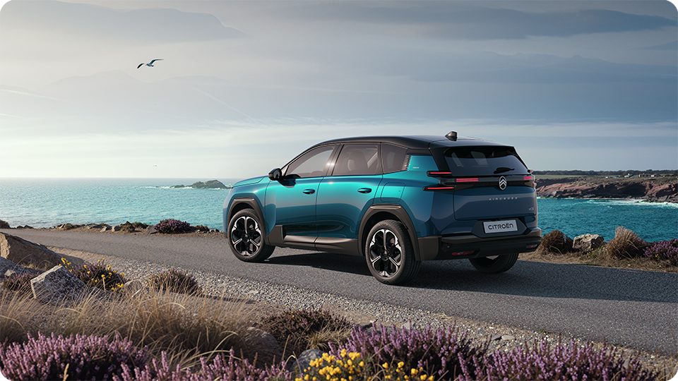 Widok Citroëna C5 Aircross Emeraude z tyłu pod kątem 3/4, ukazujący tylne światła LED Light Wings Citroën i przestronną sylwetkę, rodzinny SUV