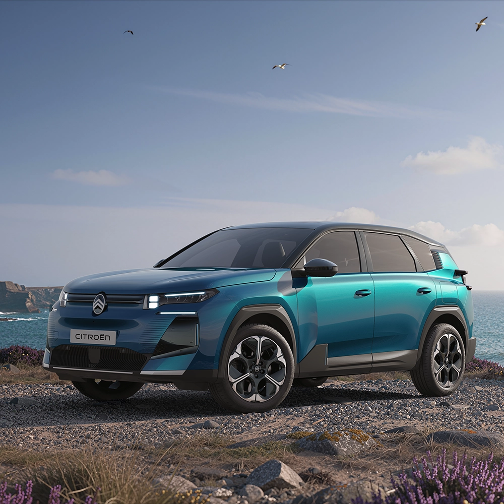 Widok Citroëna C5 Aircross Emeraude z przodu pod kątem 3/4, z charakterystycznymi światłami LED Citroën i wyrazistą stylistyką, rodzinny SUV