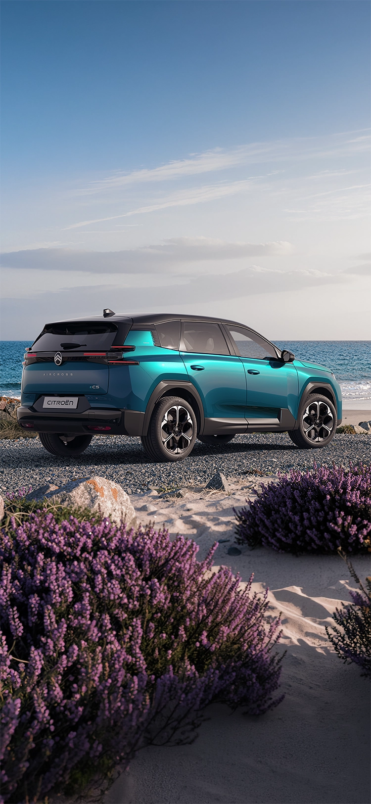 Widok Citroëna C5 Aircross Emeraude z tyłu pod kątem 3/4, ukazujący tylne światła LED Light Wings Citroën i przestronną sylwetkę, rodzinny SUV