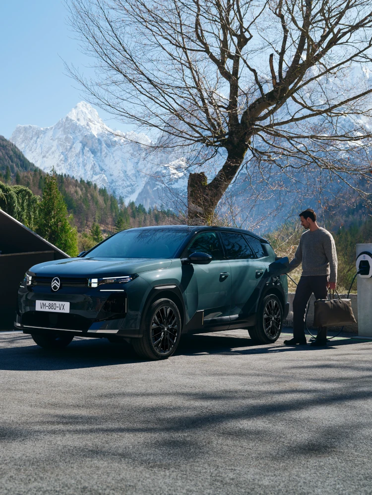 Widok 3/4 z przodu C5 Aircross w kolorze Astoria Green pokazujący rzeźbioną sylwetkę SUV-a, aerodynamikę, bezpieczeństwo i premium charakter