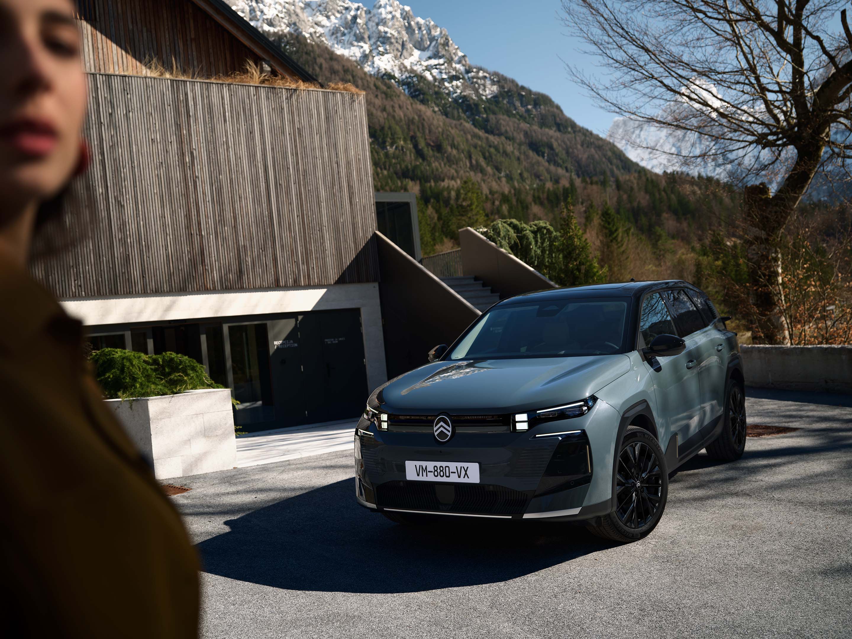 Widok z przodu C5 Aircross podkreślający bezpieczeństwo, efektywność, technologię i design w codziennym użytkowaniu