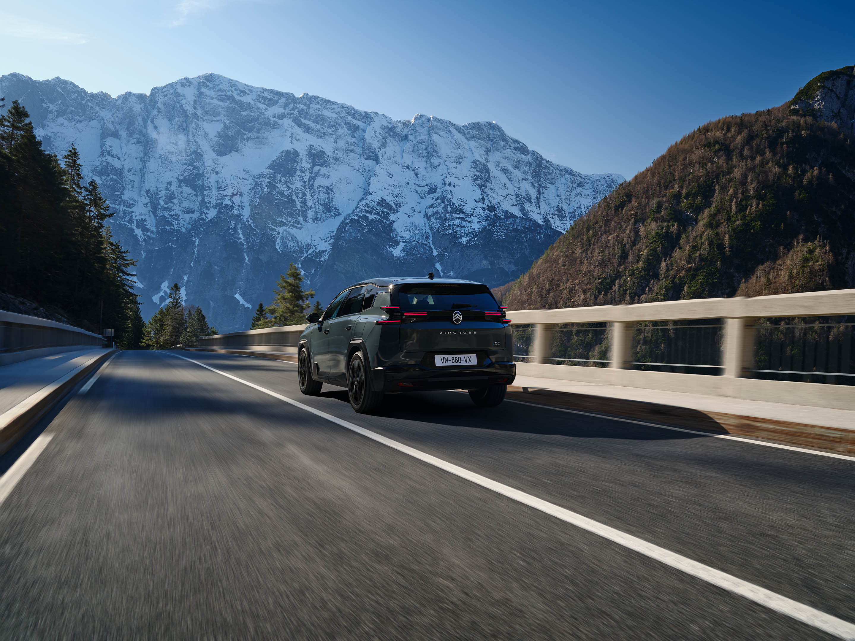 Widok z tyłu pod kątem 3/4 SUV-a C5 Aircross podkreślający dynamiczny, aerodynamiczny design, bezpieczeństwo, efektywność i premium obecność na drodze.