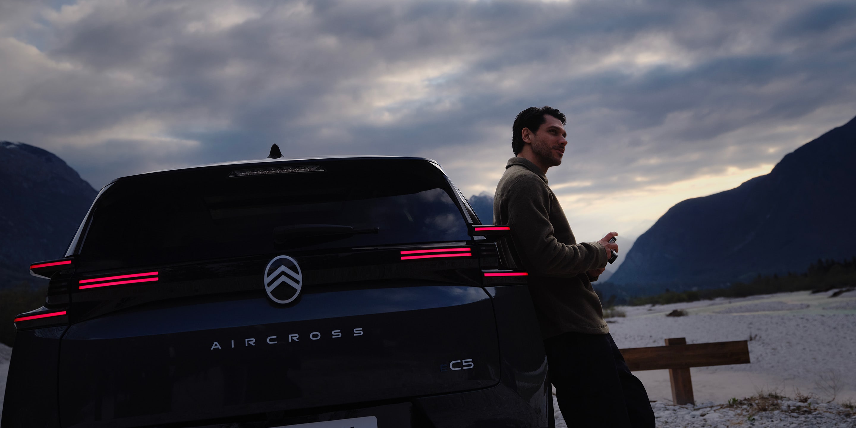 Tylny detal C5 Aircross podkreślający sygnaturę LED, technologię, bezpieczeństwo i łączność