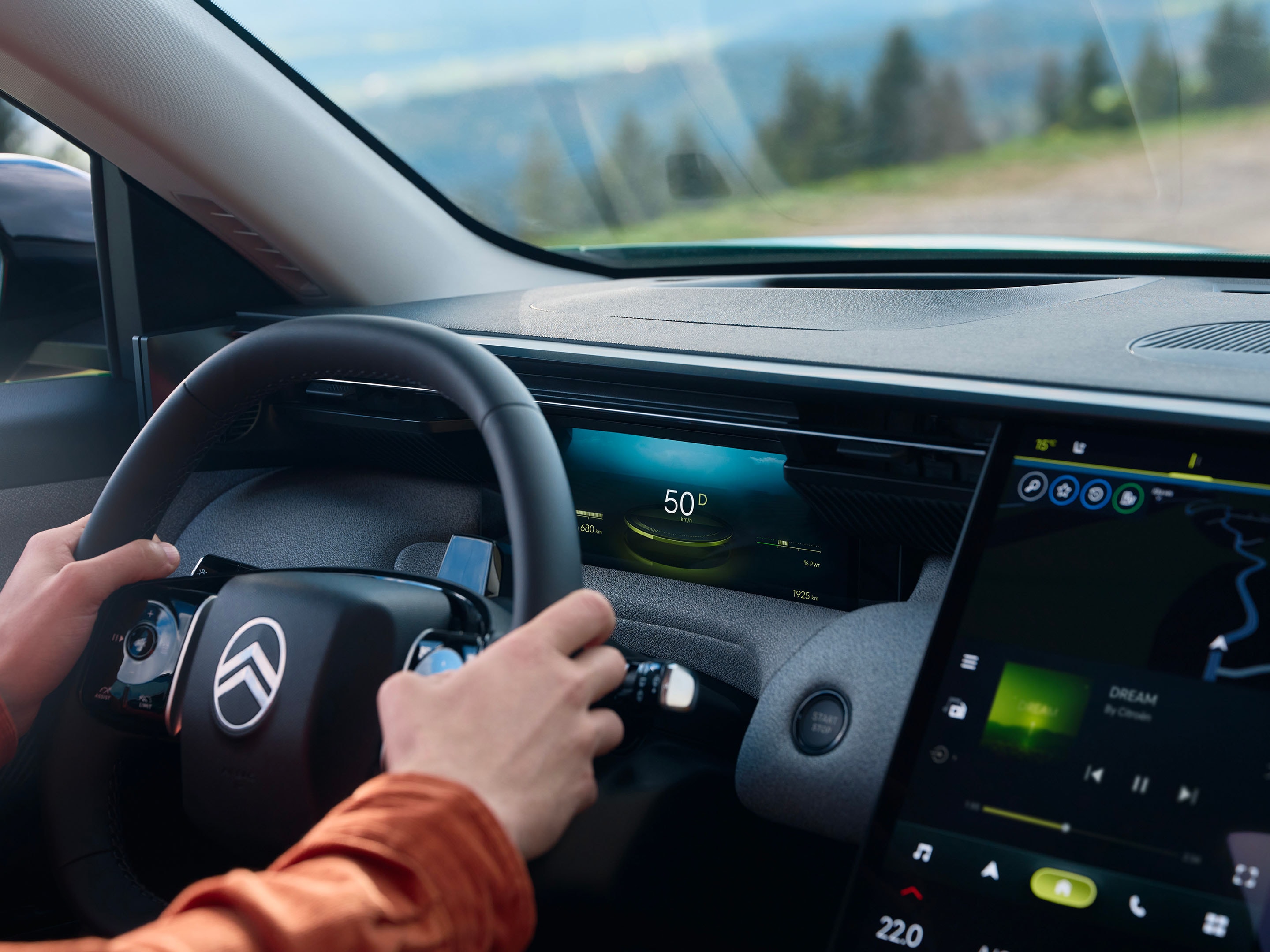 Widok z perspektywy kierowcy SUV-a C5 Aircross prezentujący cyfrowy kokpit, technologię, bezpieczeństwo, komfort i efektywność dla intuicyjnej premium jazdy.