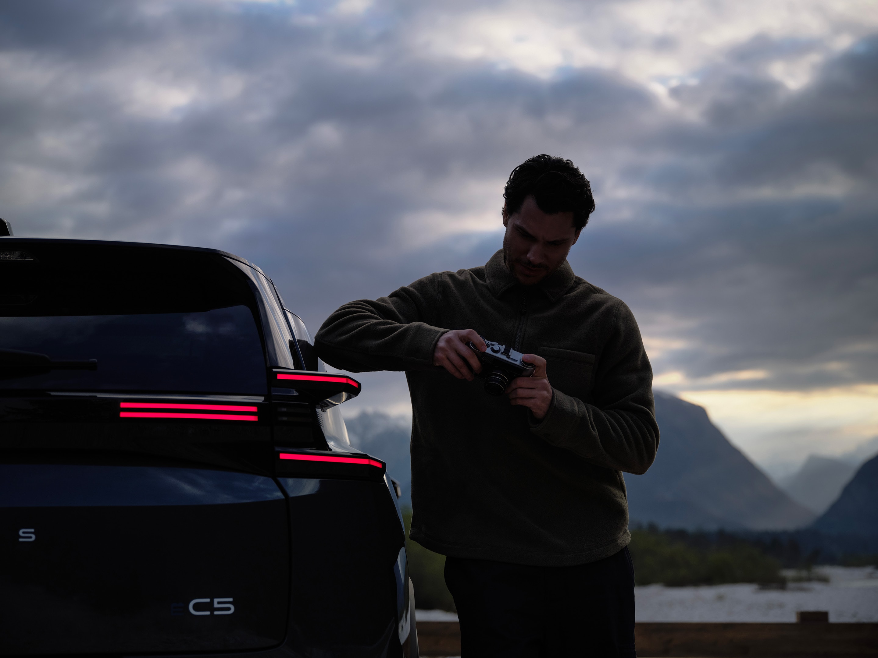 Widok detalu z tyłu SUV-a C5 Aircross podkreślający sygnaturę LED, rzeźbione powierzchnie, bezpieczeństwo, efektywność i premium tożsamość.
