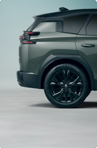 Widok tylno-boczny C5 Aircross podkreślający aerodynamiczny design i stylistykę