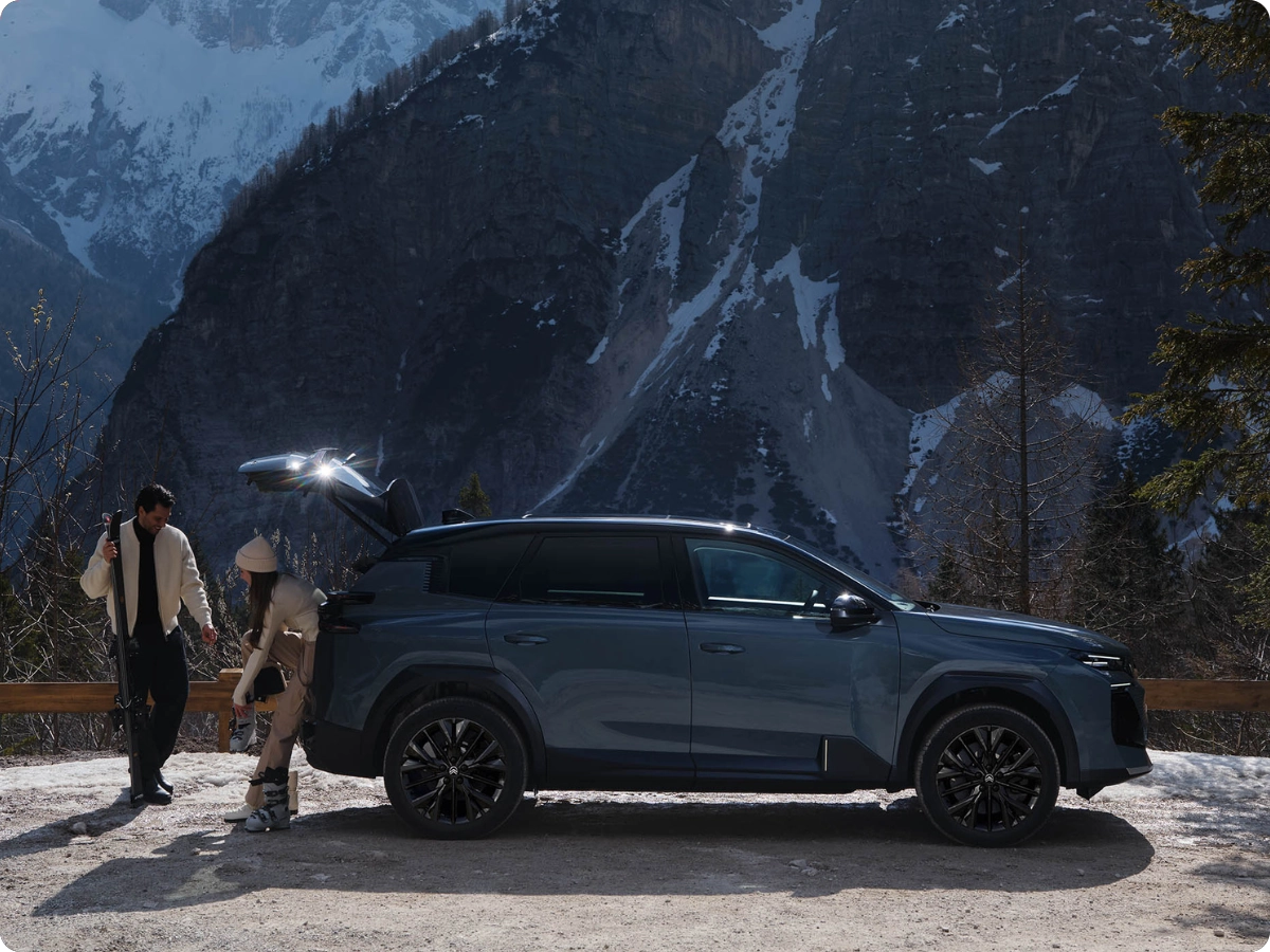 Widok 3/4 z przodu C5 Aircross Astoria Green pokazujący dostępność w magazynie