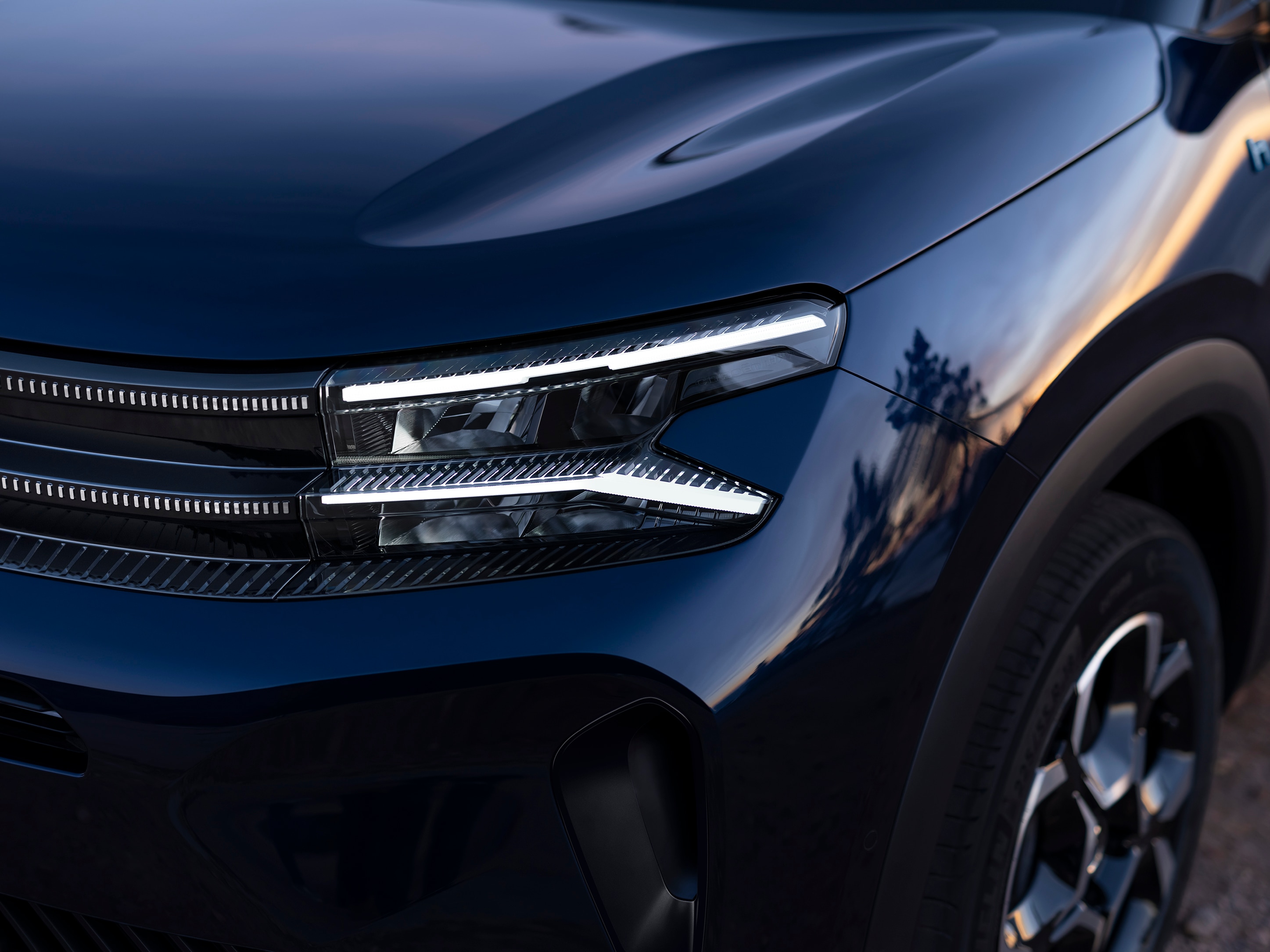 C5 Aircross front headlight details