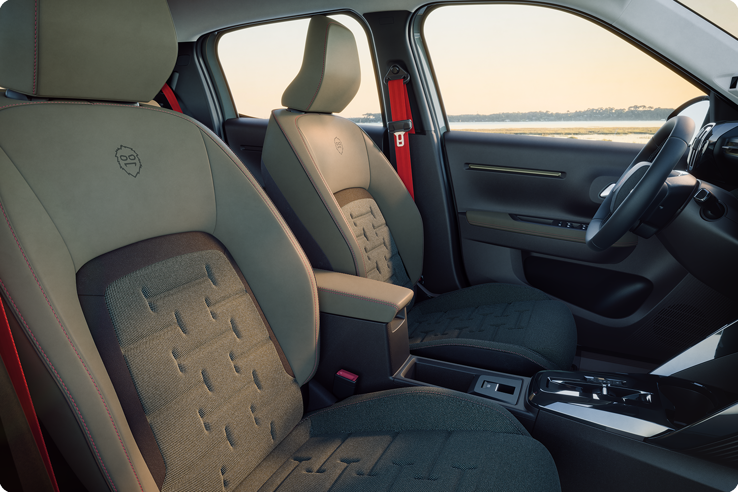 Widok wnętrza Citroëna C3 Outdoor z przodu, ukazujący fotele Advanced Comfort i przestronną kabinę kompaktowego SUV-a stworzoną z myślą o każdej podróży
