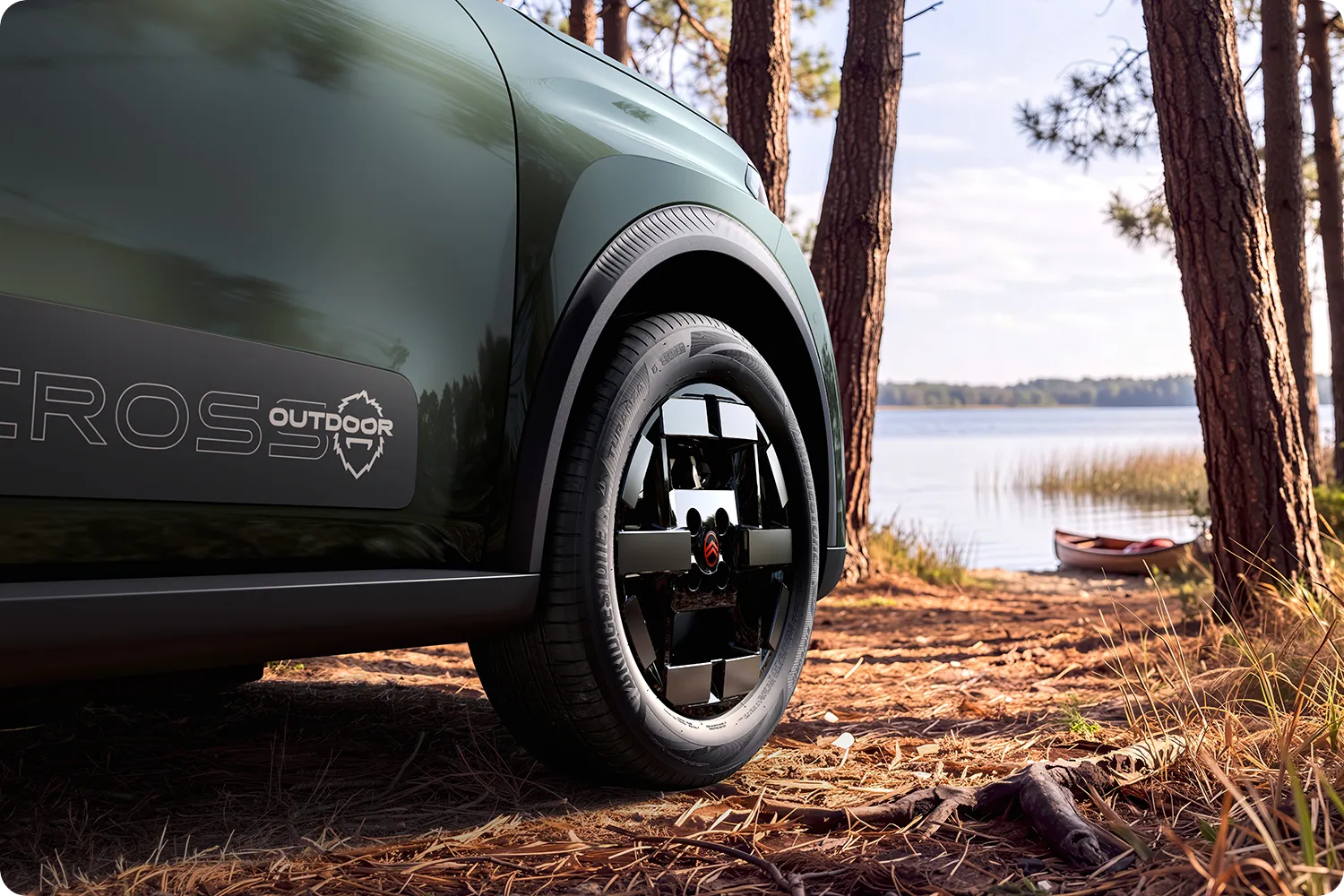 Zbliżenie na koło Citroëna C3 Outdoor, kompaktowego, elektrycznego i dostępnego modelu o innowacyjnym designie, stworzonego z myślą o aktywnym spędzaniu czasu na świeżym powietrzu