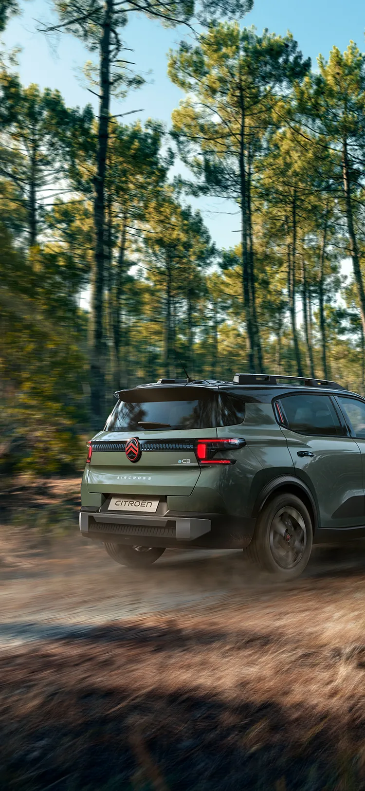 Widok Citroëna C3 Aircross Outdoor z tyłu w ujęciu 3/4, solidnego, wszechstronnego i komfortowego SUV-a o innowacyjnym charakterze, stworzonego na wyjazdy