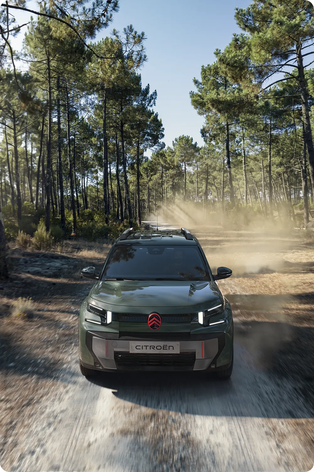 Widok Citroëna C3 Aircross z przodu z lotu ptaka, solidnego, wszechstronnego i komfortowego SUV-a o innowacyjnych możliwościach, stworzonego z myślą o przygodach na świeżym powietrzu