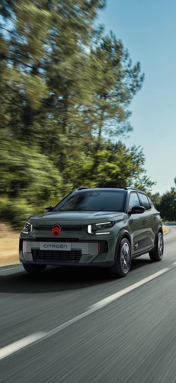 Widok Citroëna C3 Outdoor z przodu w ujęciu 3/4, solidnego, wszechstronnego i komfortowego hatchbacka o stylistyce crossovera i innowacyjnym designie, stworzonego na wypady na świeżym powietrzu
