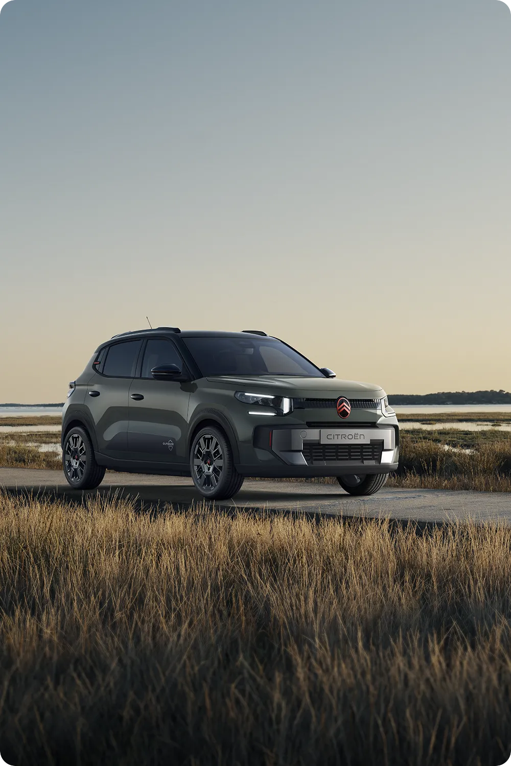 Widok Citroëna C3 Outdoor z przodu w ujęciu 3/4, solidnego, wszechstronnego i komfortowego crossovera o innowacyjnym designie, stworzonego z myślą o nadmorskich podróżach