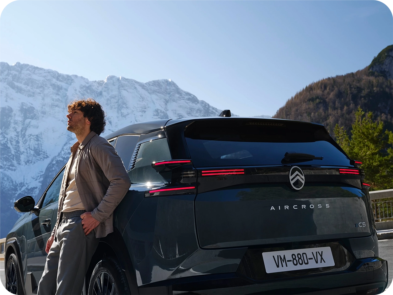 Pojazd Citroëna zaparkowany w górskim otoczeniu, przedstawiający zdalną pomoc i usługi connected związane z bezpieczeństwem