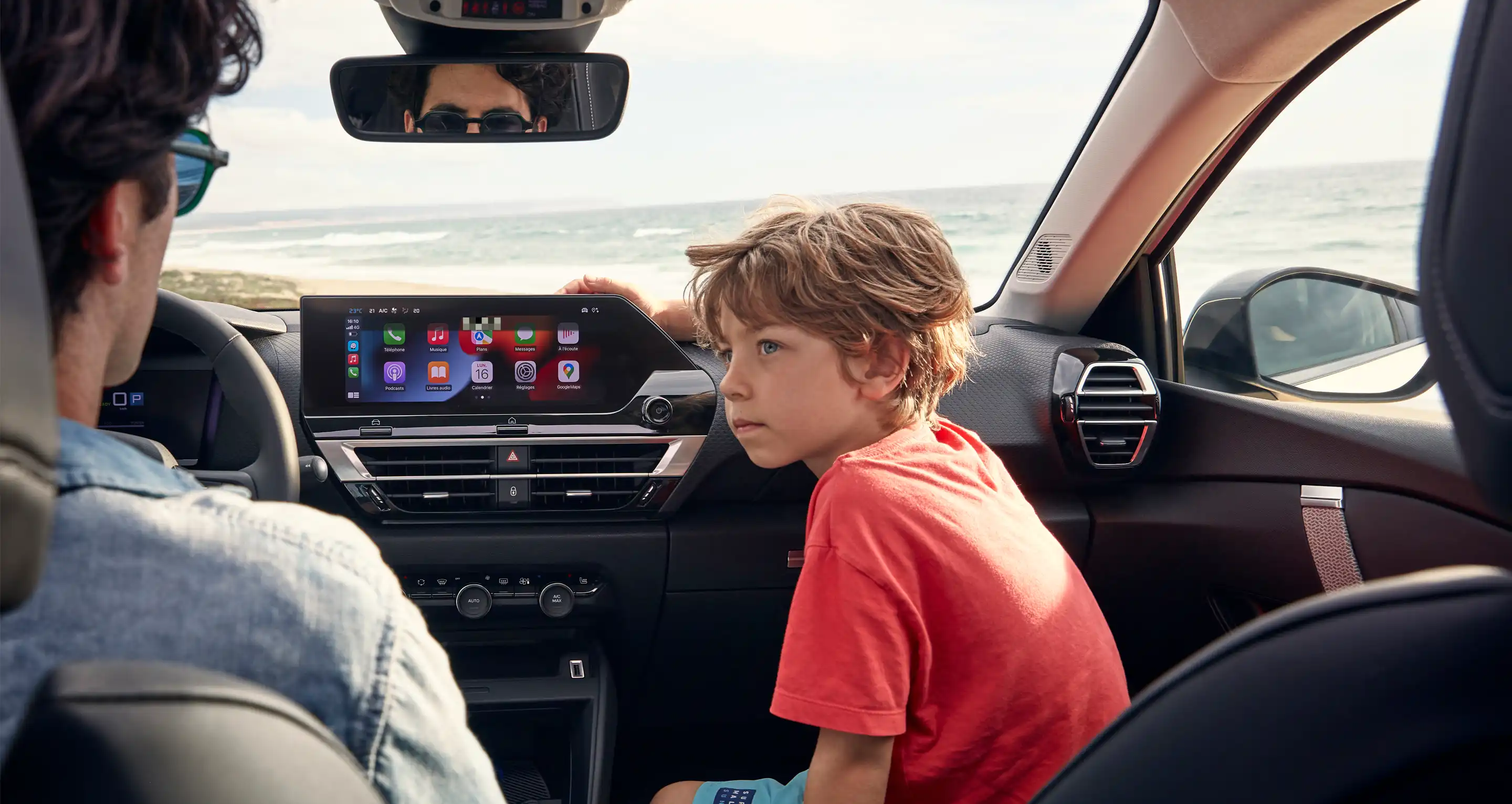Widok wnętrza pojazdu Citroëna pokazujący centralny ekran z multimediami i funkcjami connected entertainment