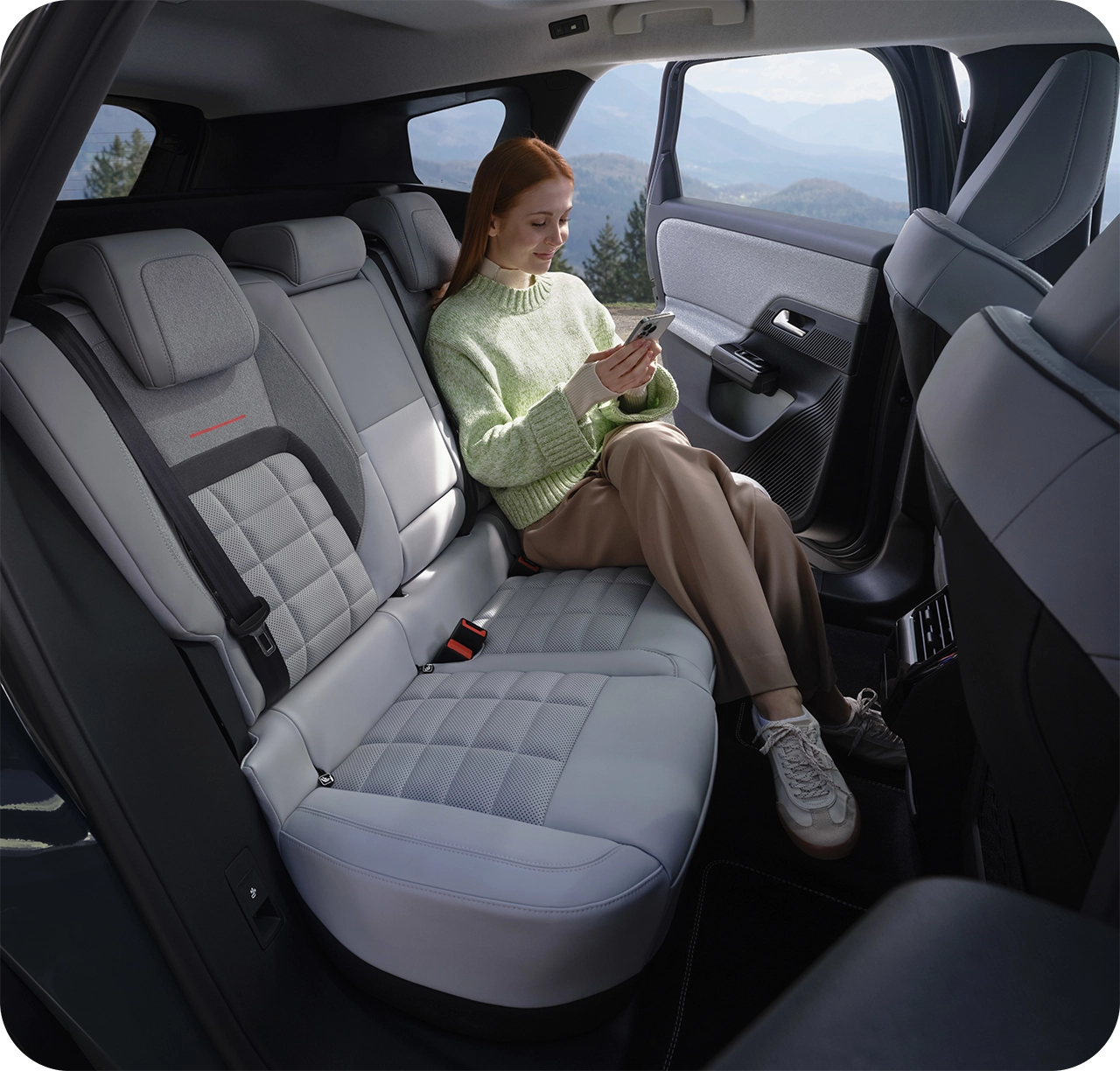 Widok wnętrza pojazdu Citroëna pokazujący tylne siedzenia podczas cyfrowego dostępu do informacji serwisowych connected