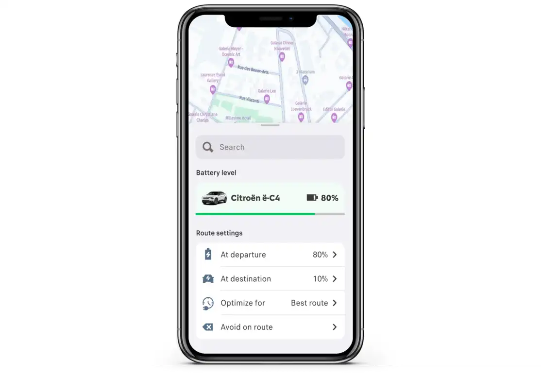 Ekran smartfona wyświetlający planer tras elektrycznych z punktami ładowania, przedstawiający e-ROUTES by Free2move Charge