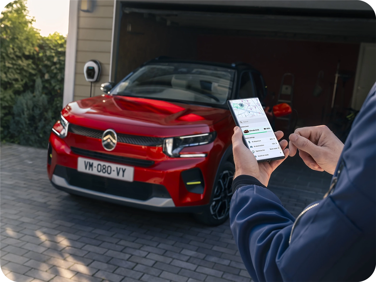 Pojazd Citroëna zaparkowany podczas korzystania z aplikacji w smartfonie do zdalnego sterowania funkcjami pojazdu