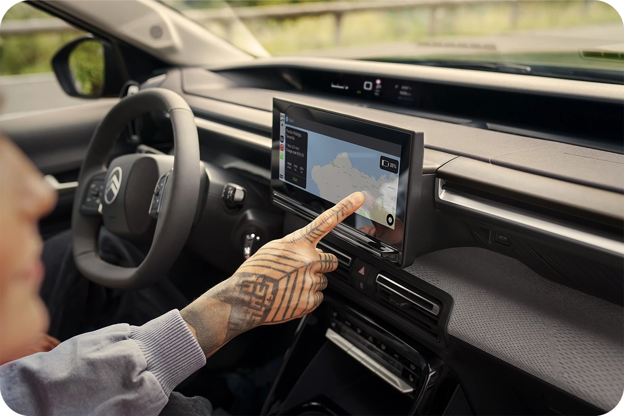 Widok kokpitu Citroëna pokazujący ekran nawigacji z connected route guidance i informacjami w czasie rzeczywistym