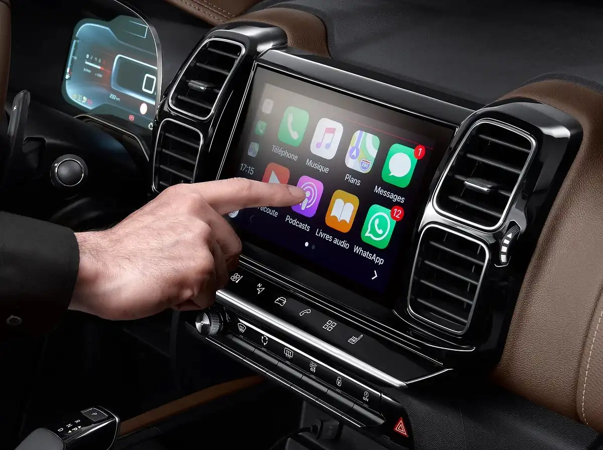 Zbliżenie pokładowego ekranu dotykowego Citroëna pokazującego aplikacje, nawigację i interfejs usług connected