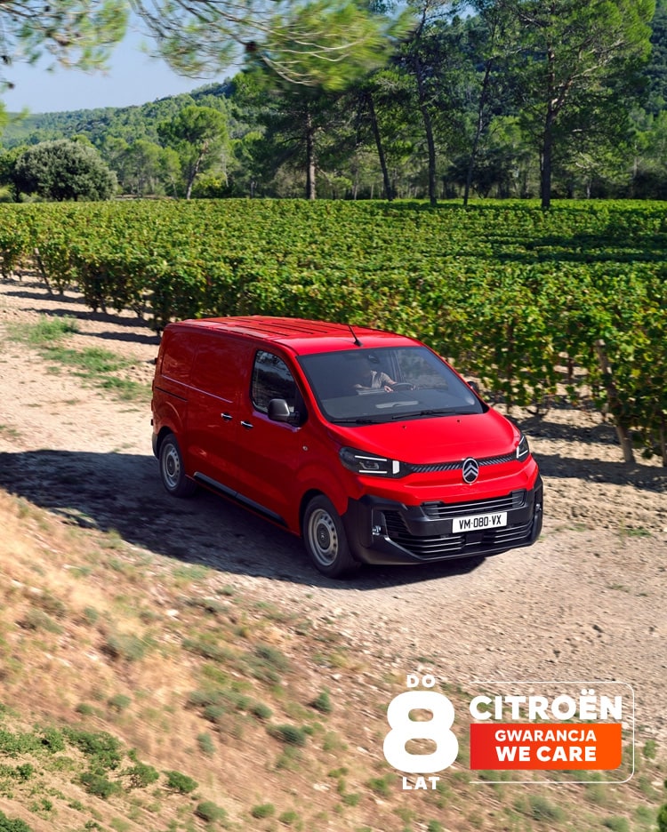 Widok 3/4 z przodu czerwonego Citroëna Jumpy jadącego wiejską drogą, podkreślający solidną konstrukcję, komfort jazdy, wszechstronność i wyrazistą sylwetkę.