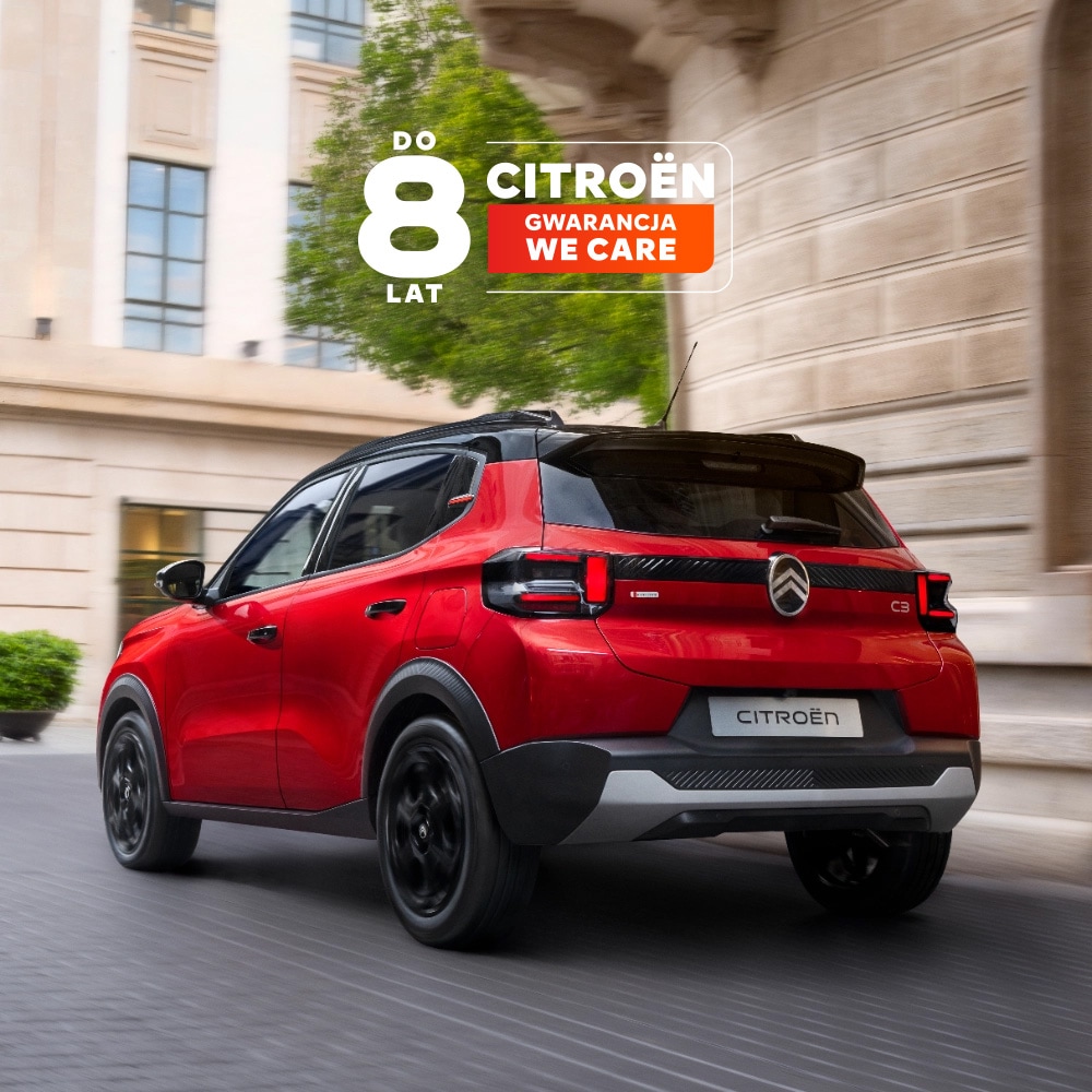 Ujęcie z tyłu pod kątem 3/4 w ruchu kompaktowego SUV-a Citroëna C3, podkreślające płynne osiągi w mieście oraz 8-letnią gwarancję dla pewnej i przystępnej mobilności.